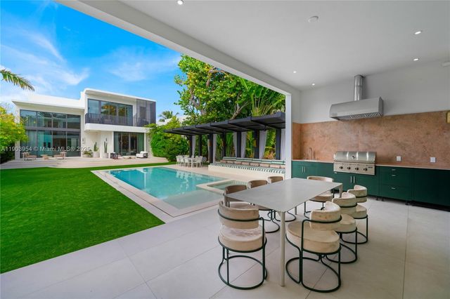 2053 N Bay Rd, Miami Beach, FL 33140