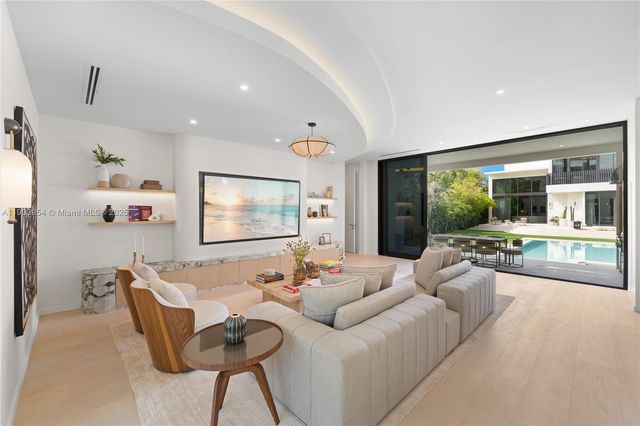 2053 N Bay Rd, Miami Beach, FL 33140