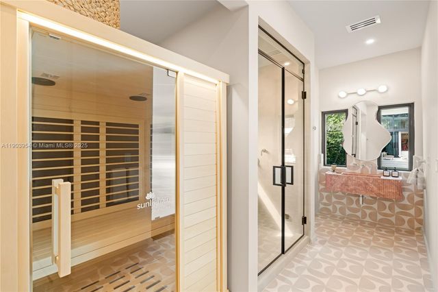 2053 N Bay Rd, Miami Beach, FL 33140