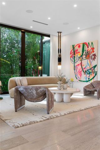 2053 N Bay Rd, Miami Beach, FL 33140