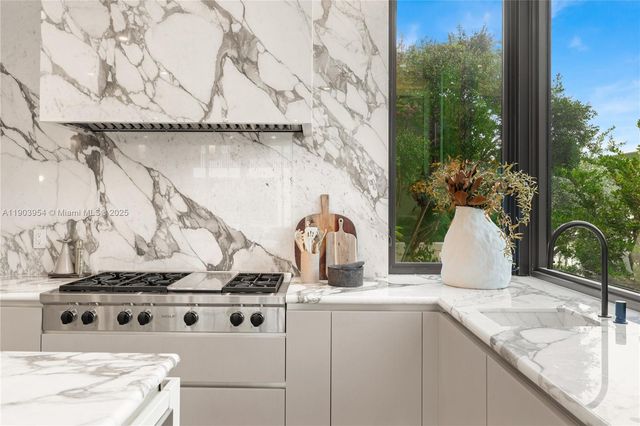 2053 N Bay Rd, Miami Beach, FL 33140