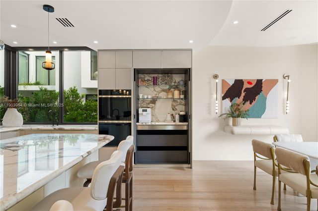 2053 N Bay Rd, Miami Beach, FL 33140