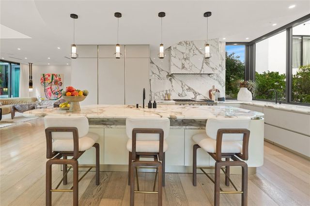 2053 N Bay Rd, Miami Beach, FL 33140