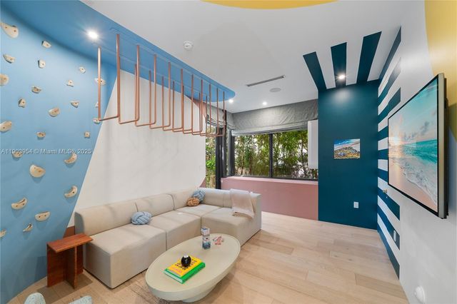 2053 N Bay Rd, Miami Beach, FL 33140