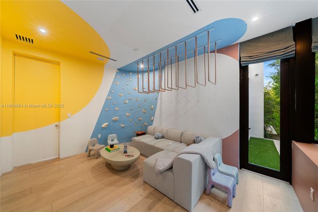 2053 N Bay Rd, Miami Beach, FL 33140