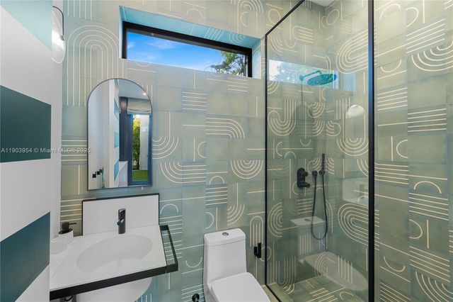 2053 N Bay Rd, Miami Beach, FL 33140