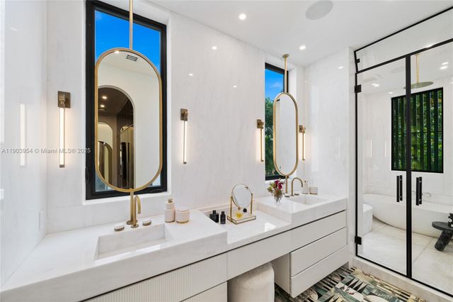 2053 N Bay Rd, Miami Beach, FL 33140