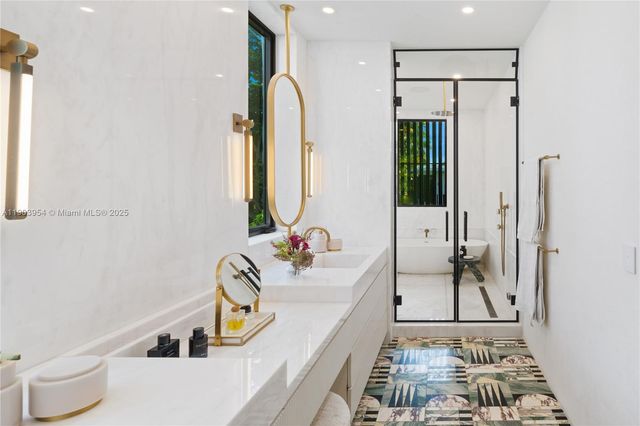 2053 N Bay Rd, Miami Beach, FL 33140