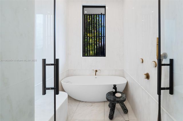 2053 N Bay Rd, Miami Beach, FL 33140