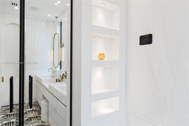 2053 N Bay Rd, Miami Beach, FL 33140