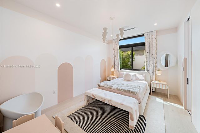 2053 N Bay Rd, Miami Beach, FL 33140