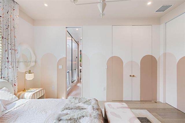 2053 N Bay Rd, Miami Beach, FL 33140