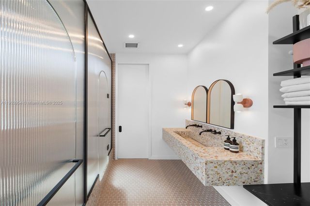 2053 N Bay Rd, Miami Beach, FL 33140