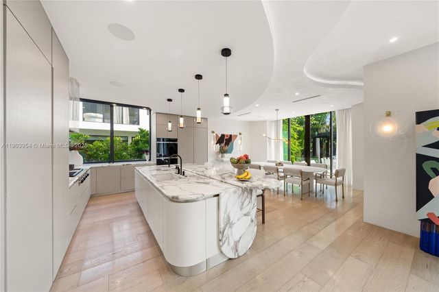 2053 N Bay Rd, Miami Beach, FL 33140