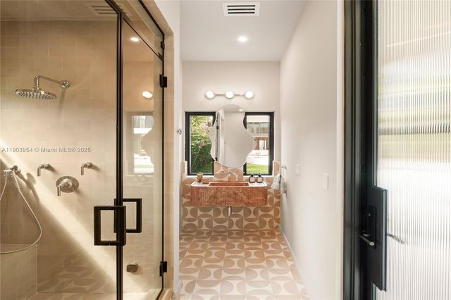 2053 N Bay Rd, Miami Beach, FL 33140