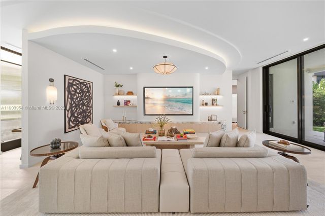 2053 N Bay Rd, Miami Beach, FL 33140