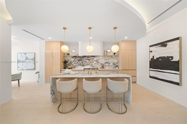 2053 N Bay Rd, Miami Beach, FL 33140