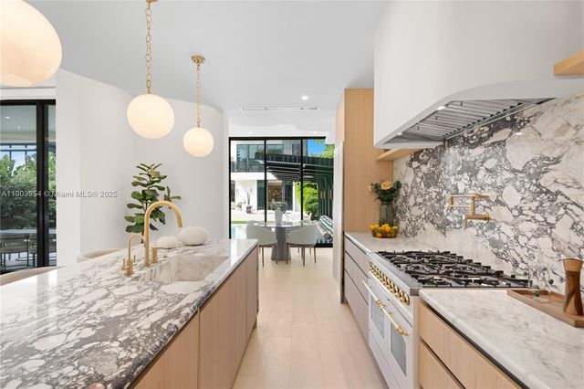 2053 N Bay Rd, Miami Beach, FL 33140