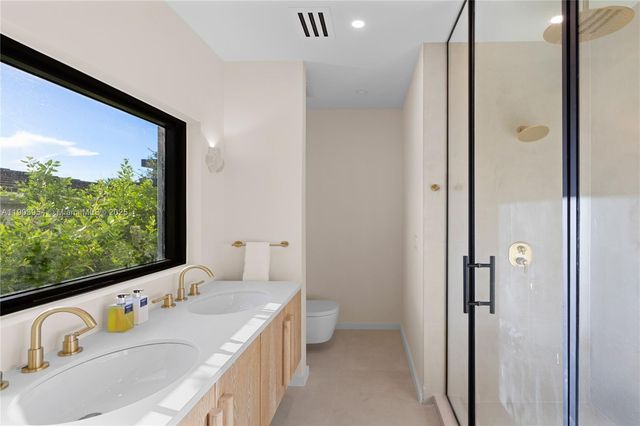 2053 N Bay Rd, Miami Beach, FL 33140