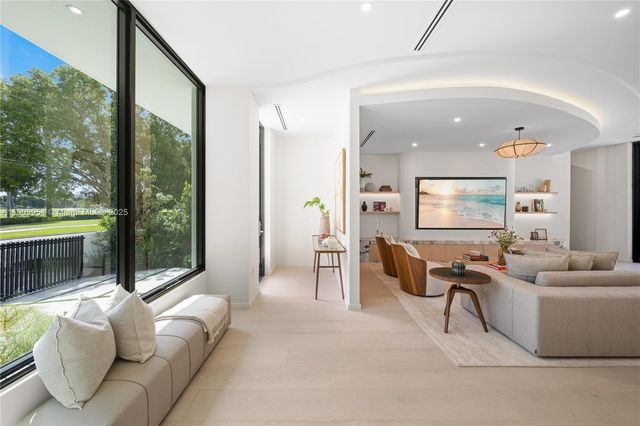 2053 N Bay Rd, Miami Beach, FL 33140