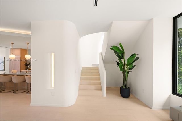 2053 N Bay Rd, Miami Beach, FL 33140