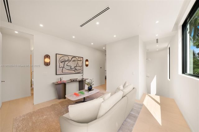 2053 N Bay Rd, Miami Beach, FL 33140