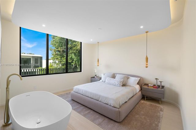 2053 N Bay Rd, Miami Beach, FL 33140