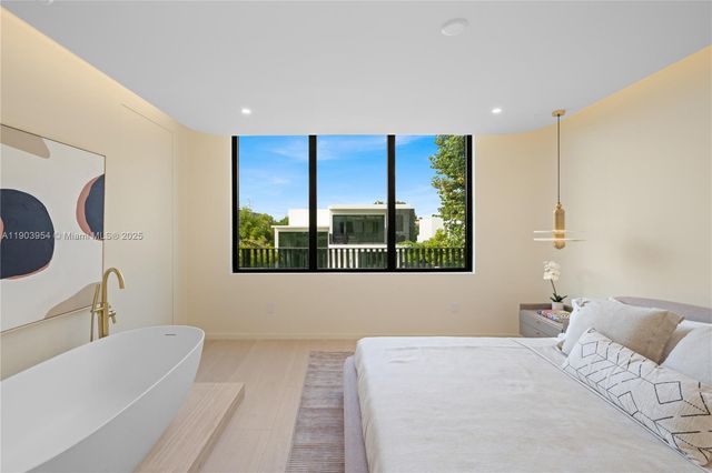 2053 N Bay Rd, Miami Beach, FL 33140