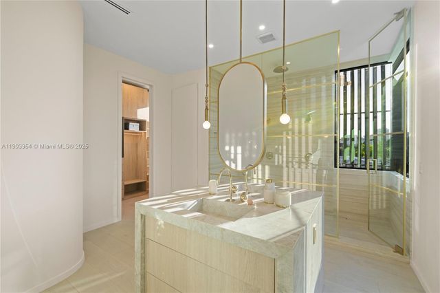 2053 N Bay Rd, Miami Beach, FL 33140