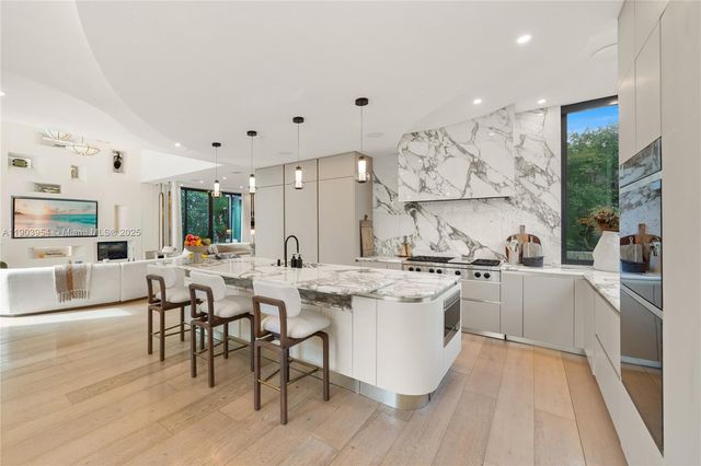 2053 N Bay Rd, Miami Beach, FL 33140