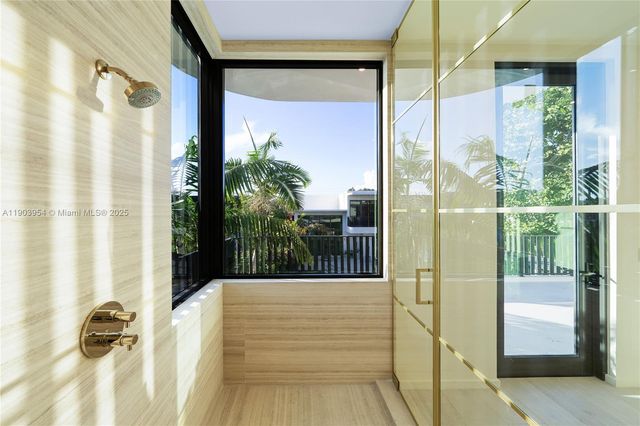 2053 N Bay Rd, Miami Beach, FL 33140