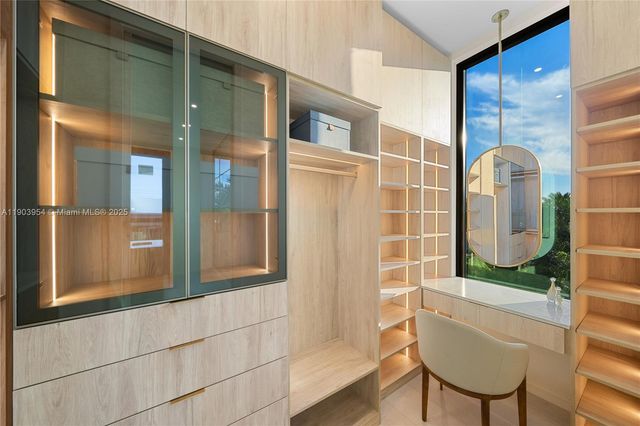 2053 N Bay Rd, Miami Beach, FL 33140