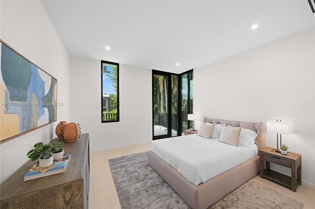 2053 N Bay Rd, Miami Beach, FL 33140