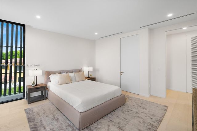 2053 N Bay Rd, Miami Beach, FL 33140