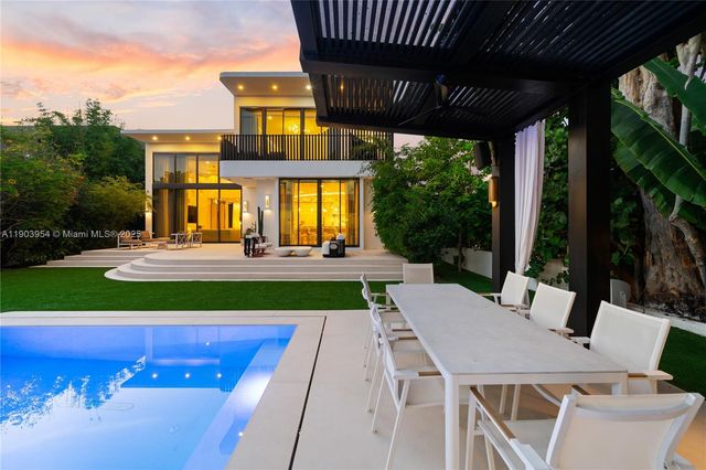 2053 N Bay Rd, Miami Beach, FL 33140