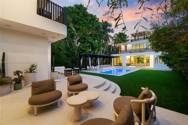 2053 N Bay Rd, Miami Beach, FL 33140