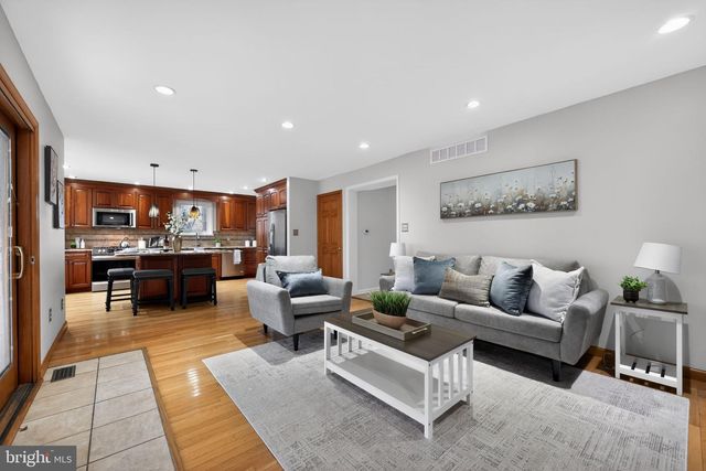 18 TENBY CHASE DR, Voorhees, NJ 08043