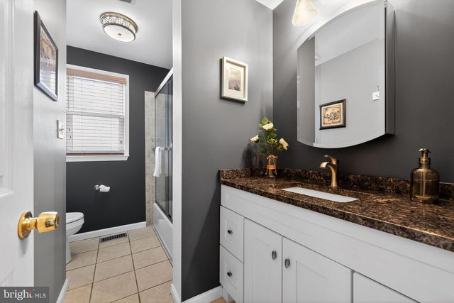 18 TENBY CHASE DR, Voorhees, NJ 08043