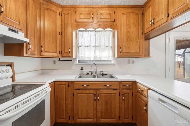 104 Thorndale Pl, Atmore, AL 36502