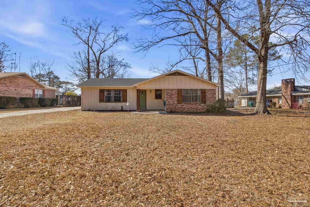 104 Thorndale Pl, Atmore, AL 36502