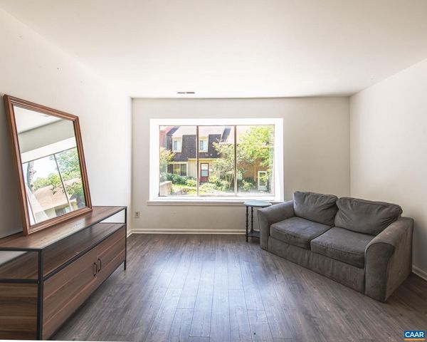 28 WOODLAKE DR, Charlottesville, VA 22901