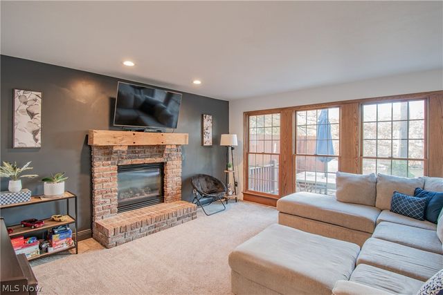 700 Stillwater Drive, Deerfield, OH 44411