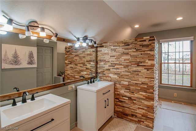 700 Stillwater Drive, Deerfield, OH 44411
