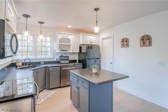 700 Stillwater Drive, Deerfield, OH 44411