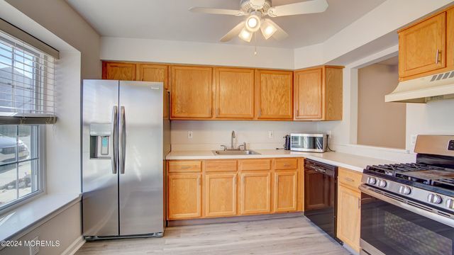 27 Haverford Court 7, Freehold, NJ 07728