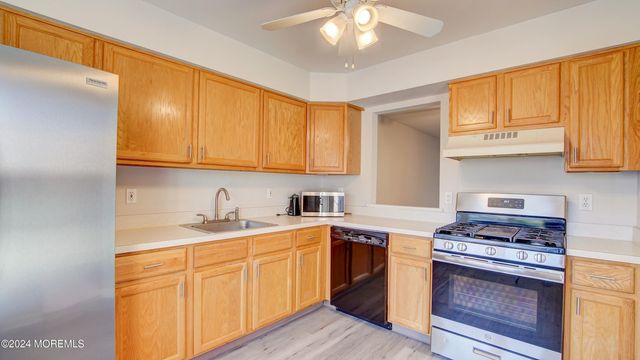 27 Haverford Court 7, Freehold, NJ 07728