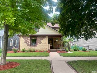 1723 PERSHING Boulevard, Clinton, IA 52732