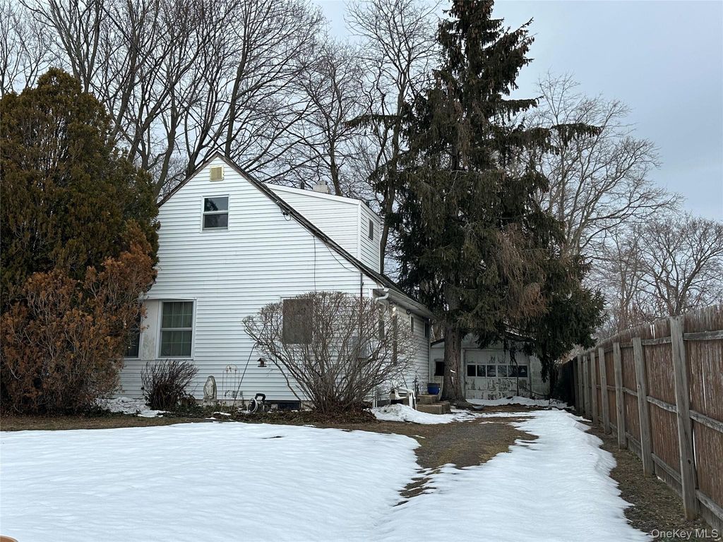 7 Garnet Drive, Brentwood, NY 11717