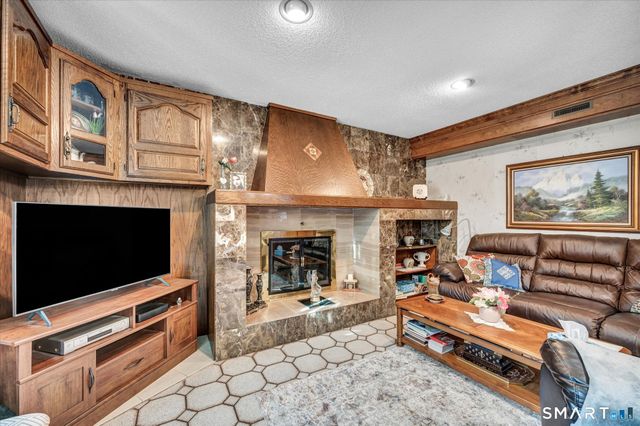 23 Crest Drive, Cromwell, CT 06416