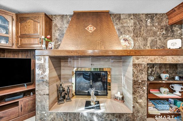 23 Crest Drive, Cromwell, CT 06416